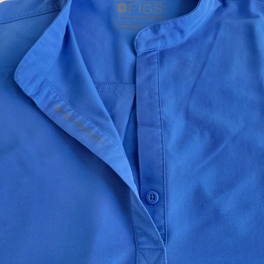 FIGS Technical Collection Rafaela Oversized Sleeveless Split Neck Scrub Top Blue - Picture 4 of 10